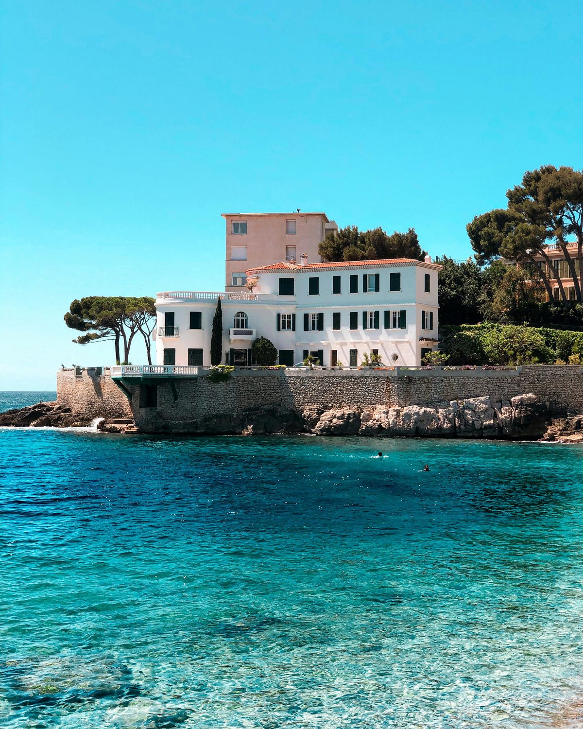 Waterfront villa on the French Riviera; Omage Finance